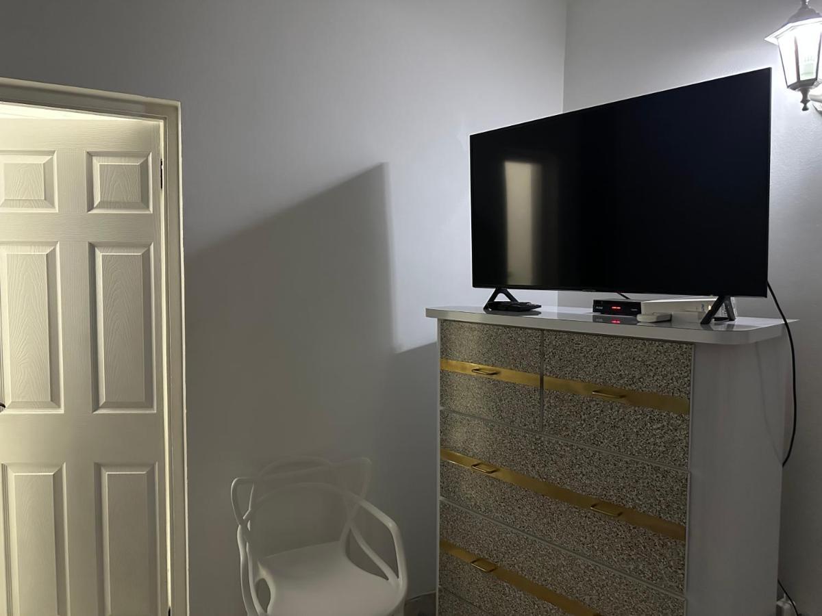 Remarkable 1-Bed Apartment In Монтего Бей Екстериор снимка