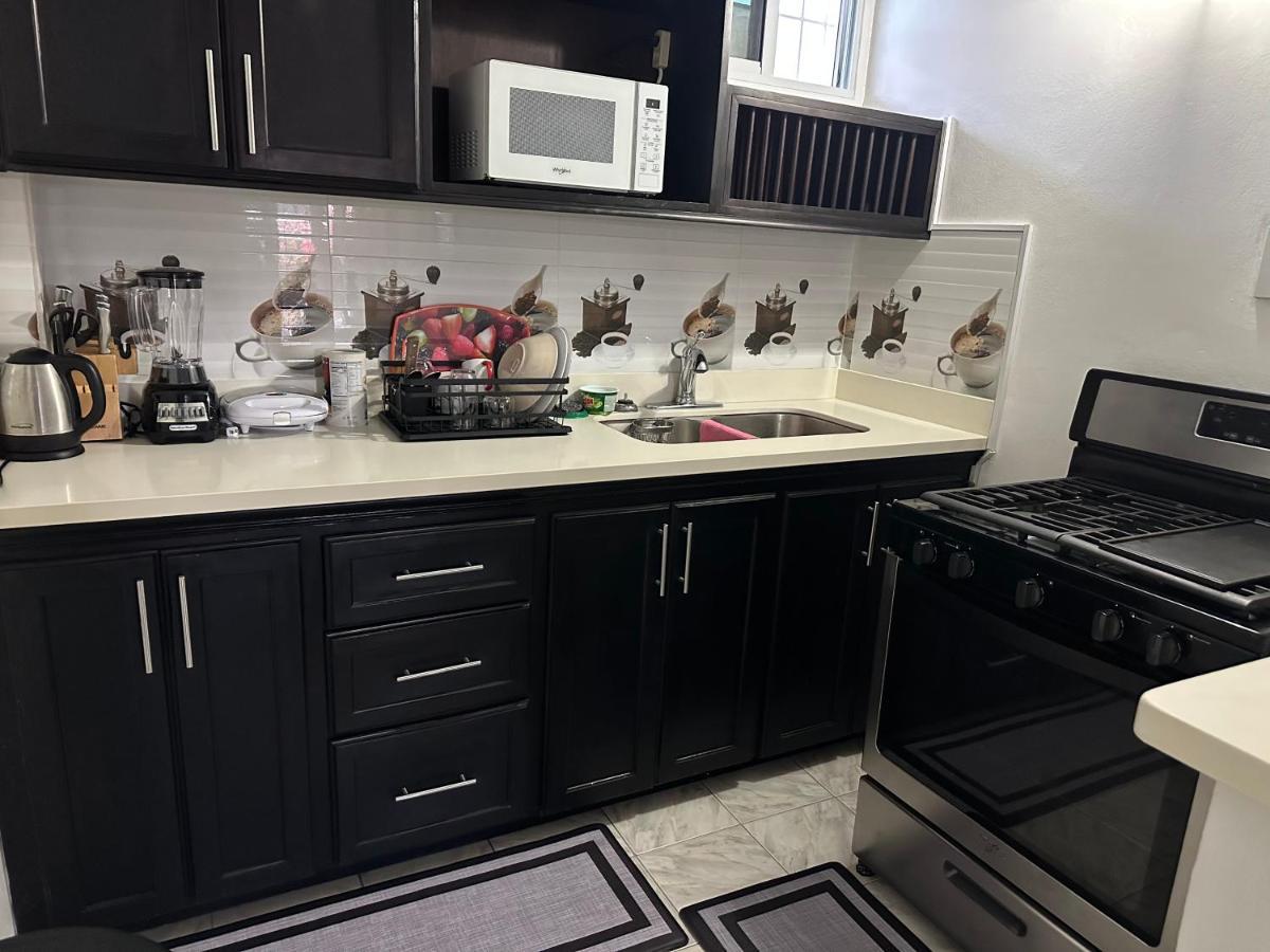 Remarkable 1-Bed Apartment In Монтего Бей Екстериор снимка