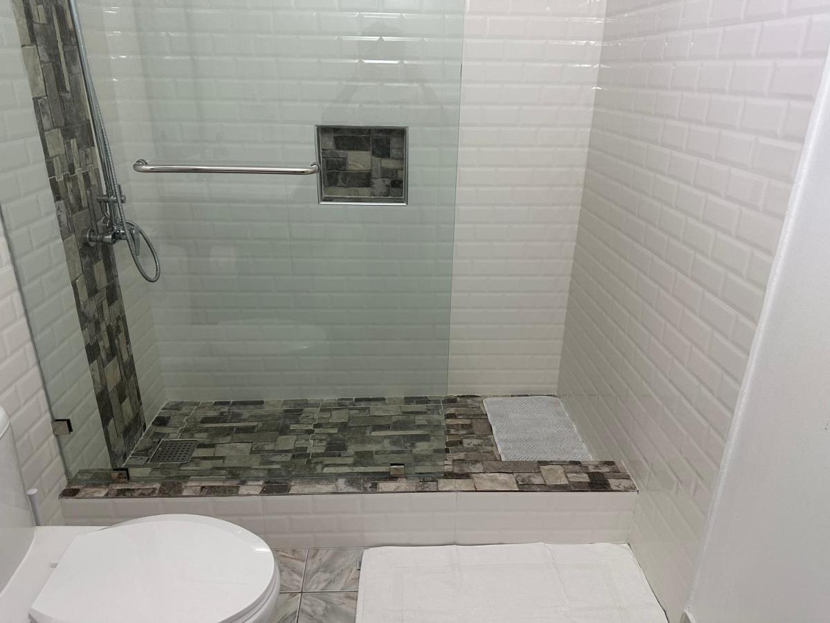 Remarkable 1-Bed Apartment In Монтего Бей Екстериор снимка